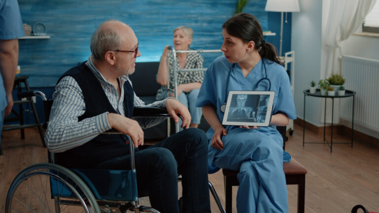 Saiba reconhecer os primeiros sinais do Alzheimer e como agir após o diagnóstico. Informações essenciais para famílias que cuidam de idosos com demência.