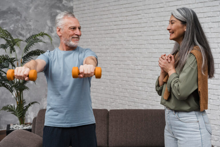 Exercícios adaptados melhoram mobilidade, equilíbrio e saúde mental de idosos. Veja quais atividades são indicadas e como praticá-las com segurança.