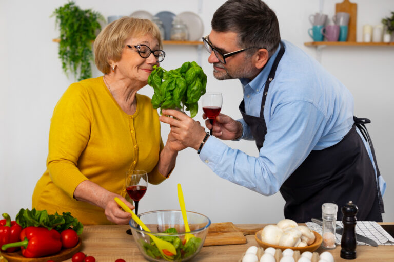 Uma alimentação equilibrada previne doenças e melhora a qualidade de vida na terceira idade. Saiba como a nutrição adequada protege a saúde do idoso.